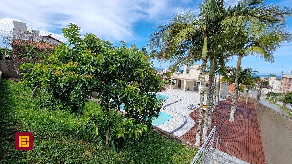 Apartamento com 77m², 3 quartos (sendo 1 suíte), 2 garagens, no bairro Santinho em Florianópolis
