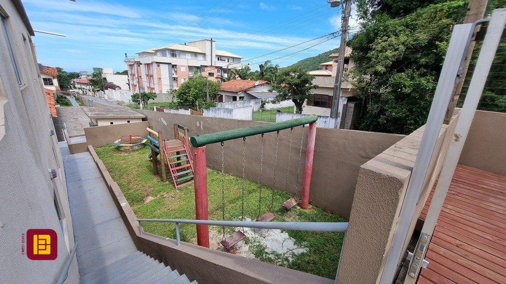 Apartamento com 77m², 3 quartos (sendo 1 suíte), 2 garagens, no bairro Santinho em Florianópolis