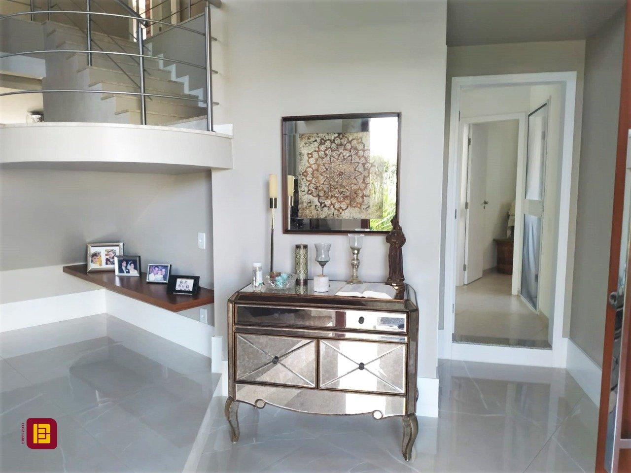 Casa de Condomínio com 393m², 4 quartos (sendo 4 suítes), 2 garagens, no bairro Santa Mônica em Florianópolis