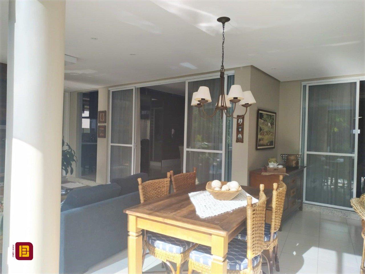 Casa de Condomínio com 393m², 4 quartos (sendo 4 suítes), 2 garagens, no bairro Santa Mônica em Florianópolis