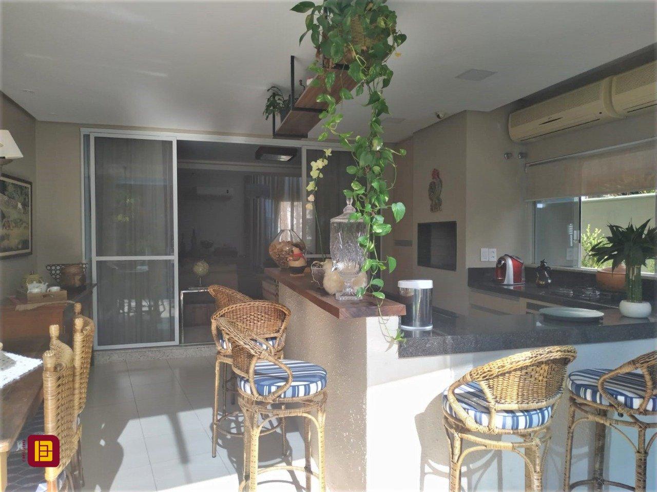 Casa de Condomínio com 393m², 4 quartos (sendo 4 suítes), 2 garagens, no bairro Santa Mônica em Florianópolis