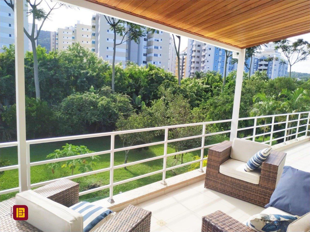 Casa de Condomínio com 393m², 4 quartos (sendo 4 suítes), 2 garagens, no bairro Santa Mônica em Florianópolis