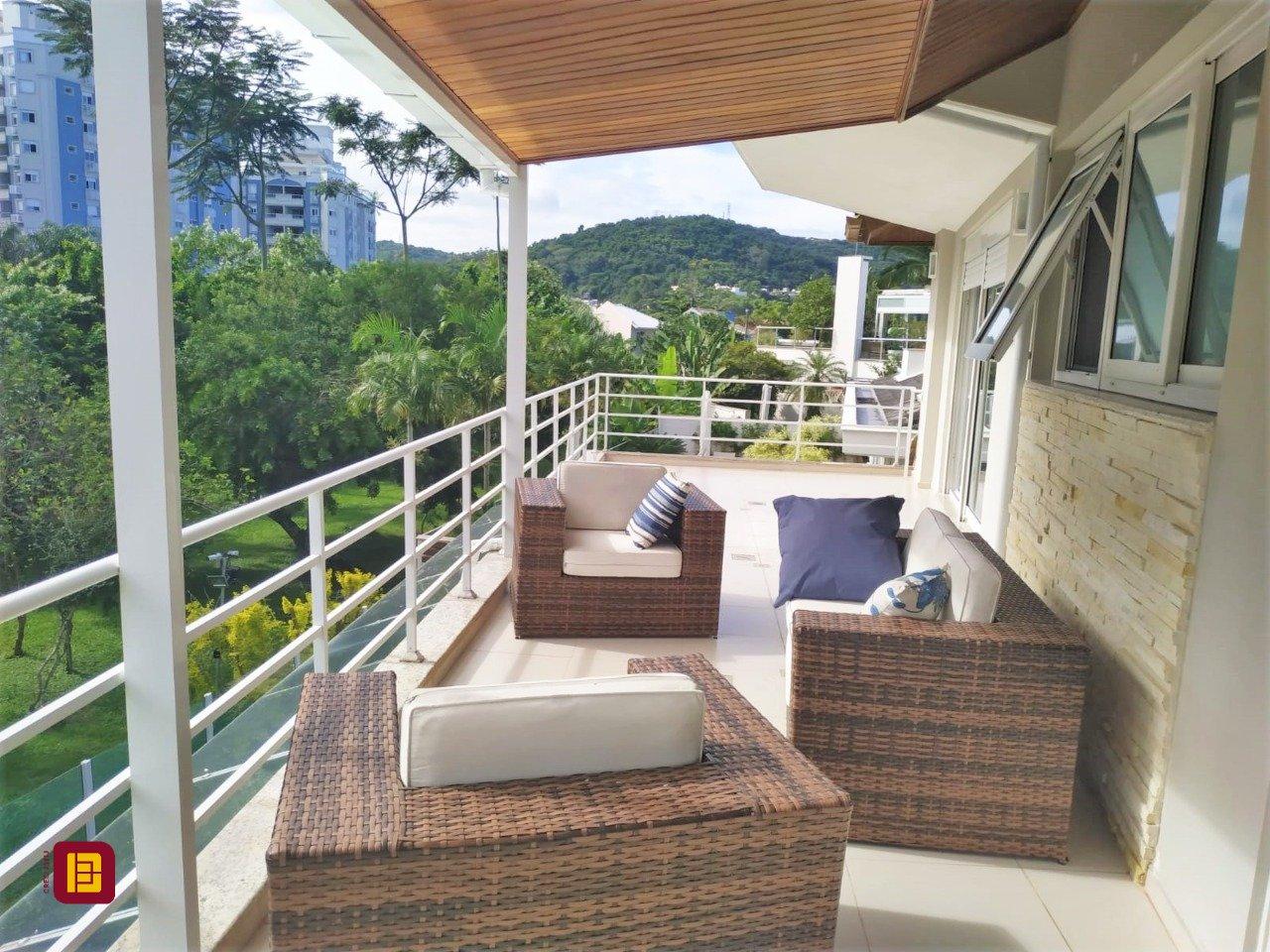 Casa de Condomínio com 393m², 4 quartos (sendo 4 suítes), 2 garagens, no bairro Santa Mônica em Florianópolis