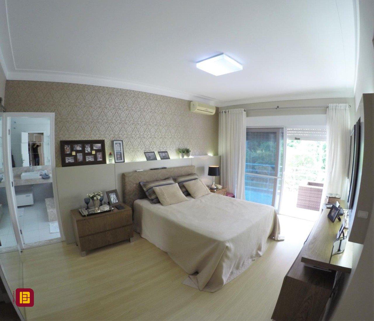 Casa de Condomínio com 393m², 4 quartos (sendo 4 suítes), 2 garagens, no bairro Santa Mônica em Florianópolis