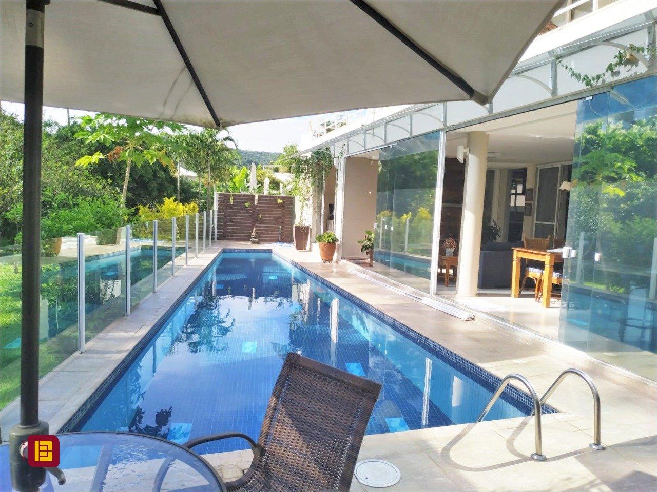 Casa de Condomínio com 393m², 4 quartos (sendo 4 suítes), 2 garagens, no bairro Santa Mônica em Florianópolis