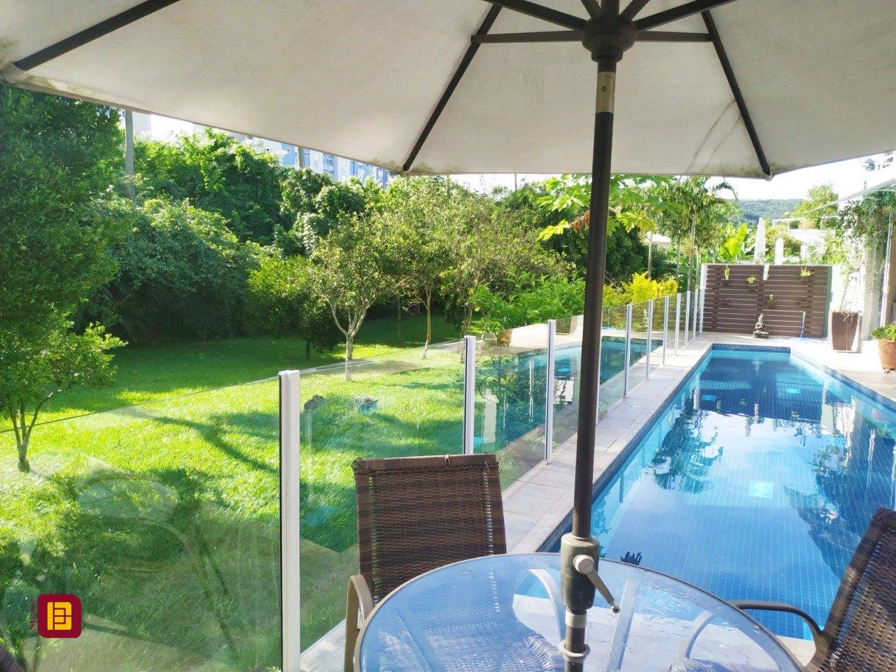 Casa de Condomínio com 393m², 4 quartos (sendo 4 suítes), 2 garagens, no bairro Santa Mônica em Florianópolis