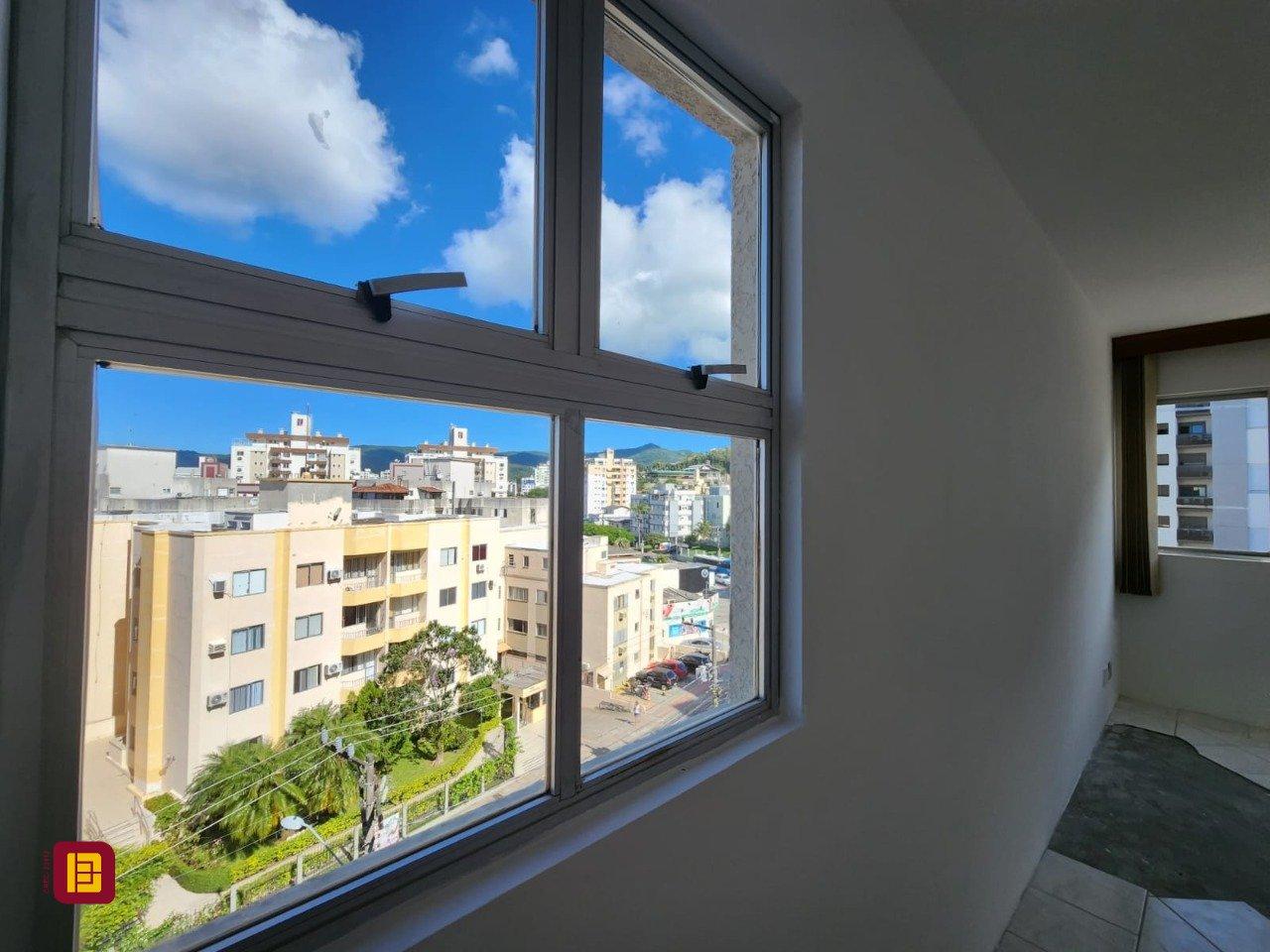 Sala com 24m², no bairro Trindade em Florianópolis
