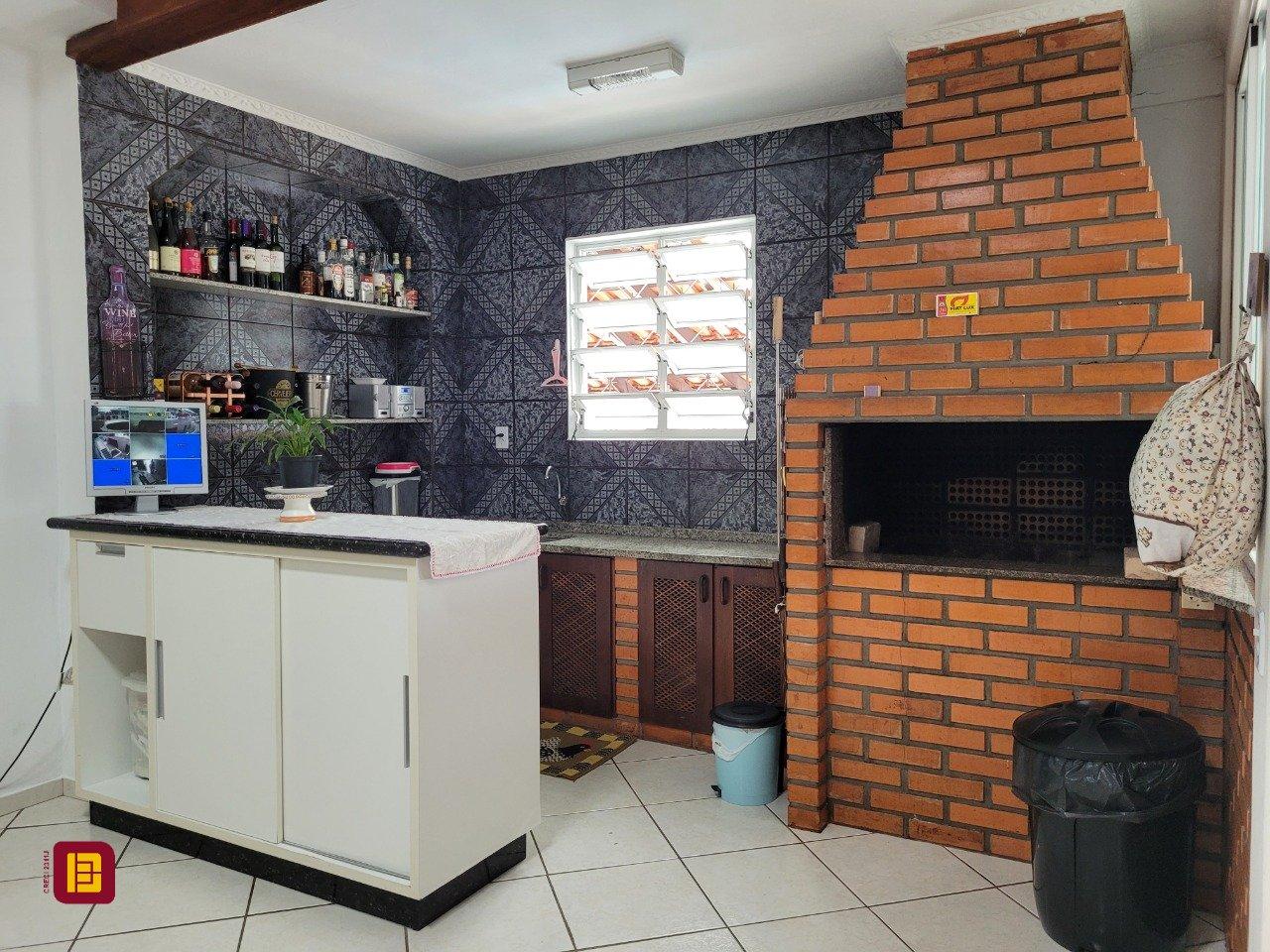 Casa com 200m², 3 quartos (sendo 1 suíte), 4 garagens, no bairro Barreiros em São José