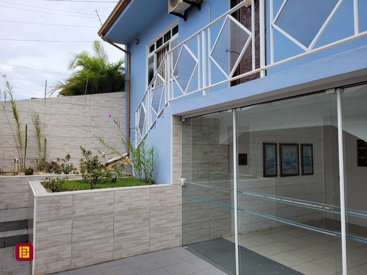 Casa com 200m², 3 quartos (sendo 1 suíte), 4 garagens, no bairro Barreiros em São José