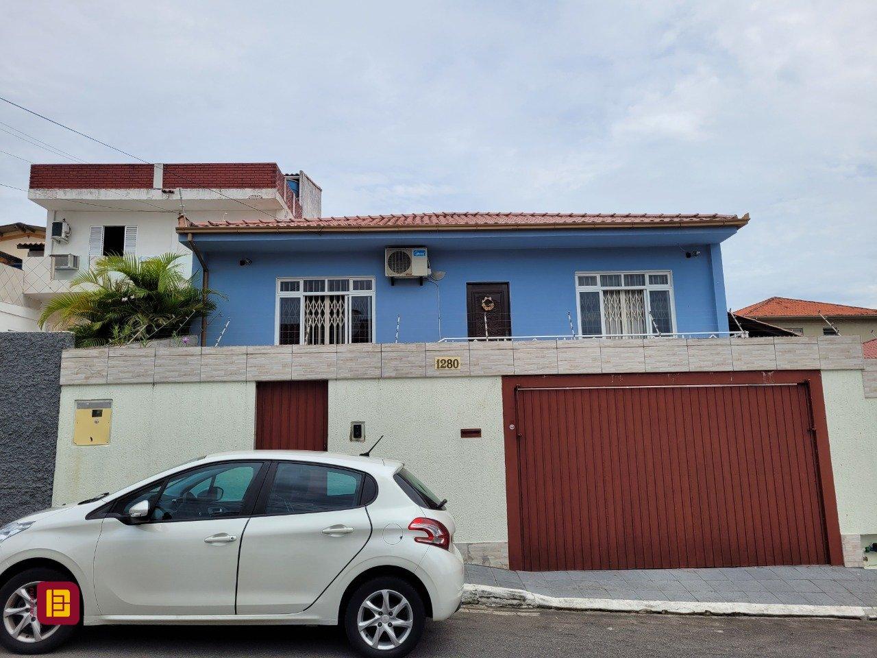 Casa com 200m², 3 quartos (sendo 1 suíte), 4 garagens, no bairro Barreiros em São José