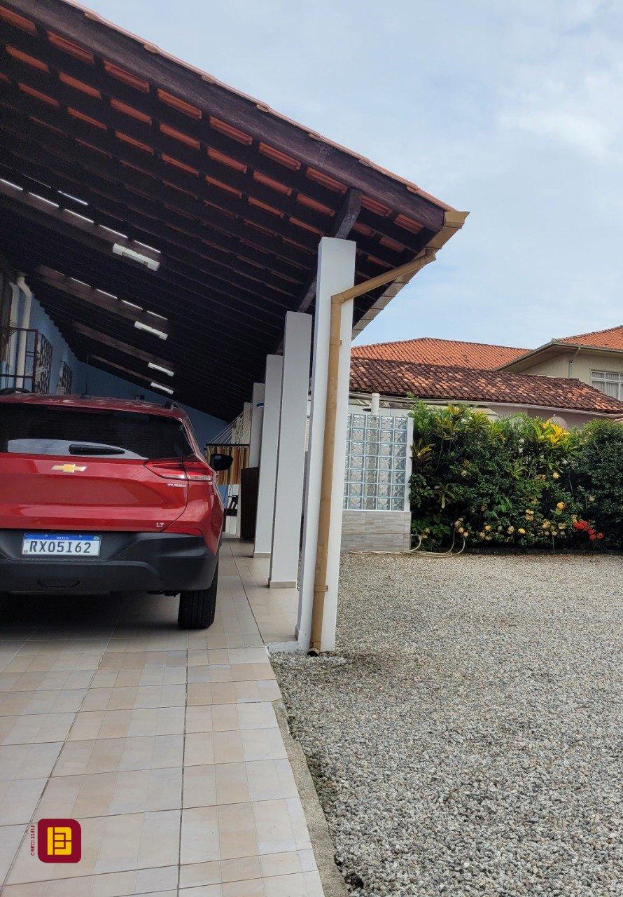 Casa com 200m², 3 quartos (sendo 1 suíte), 4 garagens, no bairro Barreiros em São José