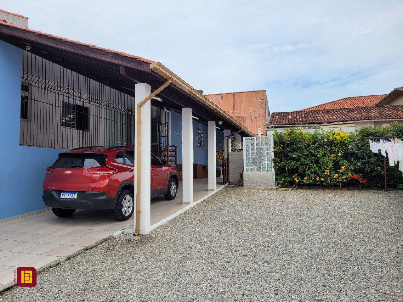 Casa com 200m², 3 quartos (sendo 1 suíte), 4 garagens, no bairro Barreiros em São José