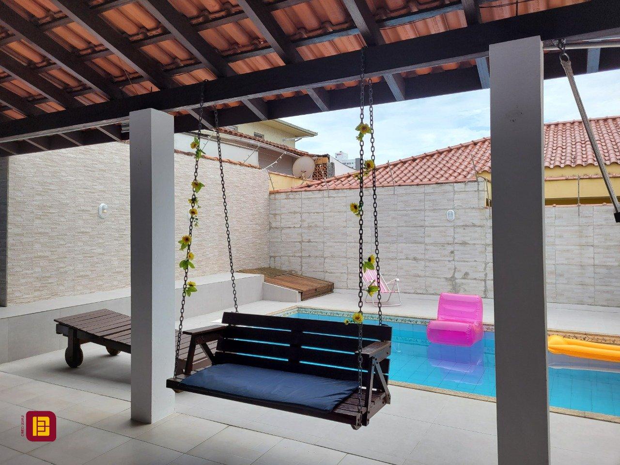 Casa com 200m², 3 quartos (sendo 1 suíte), 4 garagens, no bairro Barreiros em São José