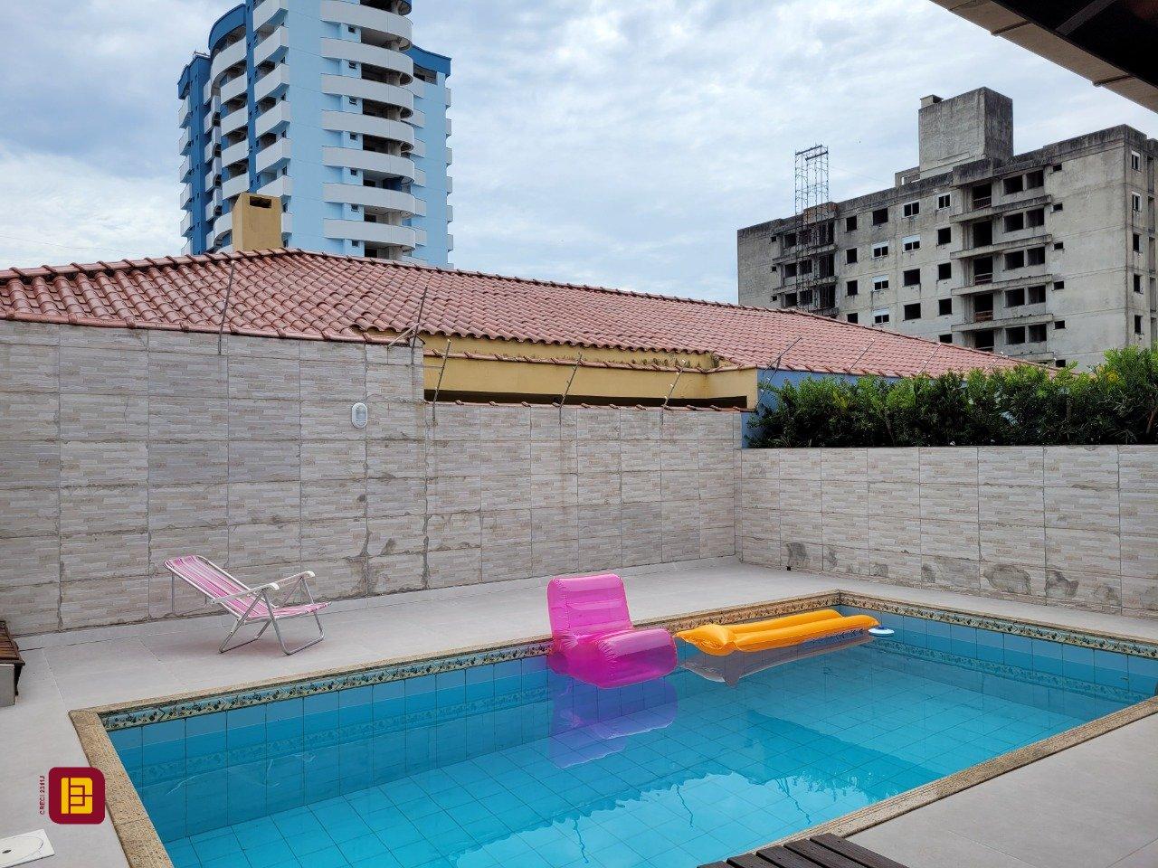 Casa com 200m², 3 quartos (sendo 1 suíte), 4 garagens, no bairro Barreiros em São José