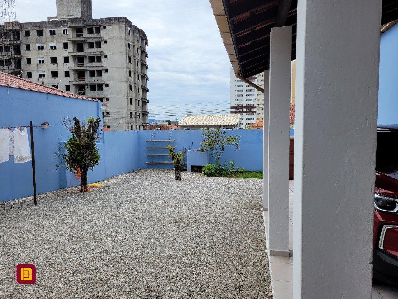 Casa com 200m², 3 quartos (sendo 1 suíte), 4 garagens, no bairro Barreiros em São José