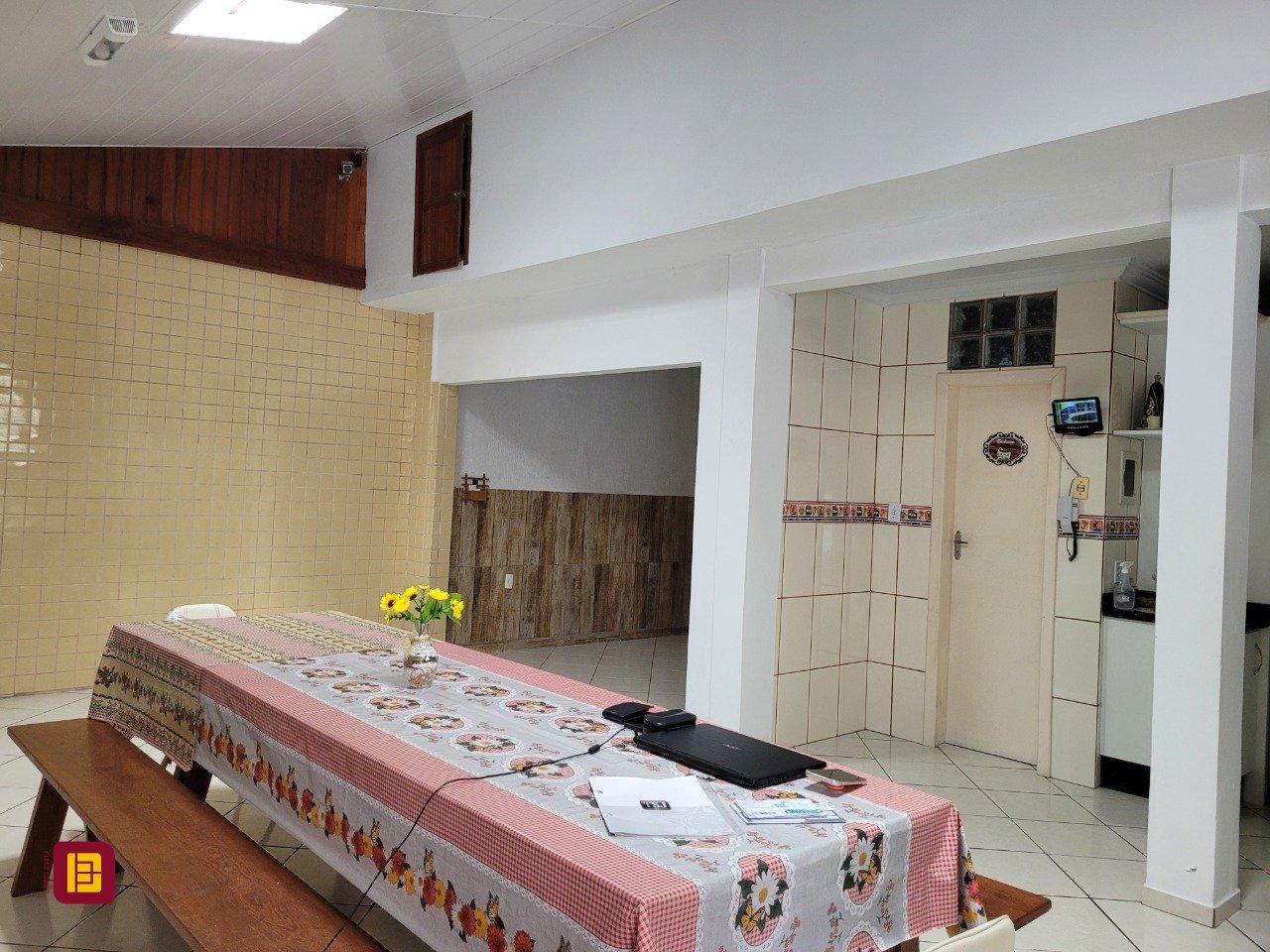 Casa com 200m², 3 quartos (sendo 1 suíte), 4 garagens, no bairro Barreiros em São José