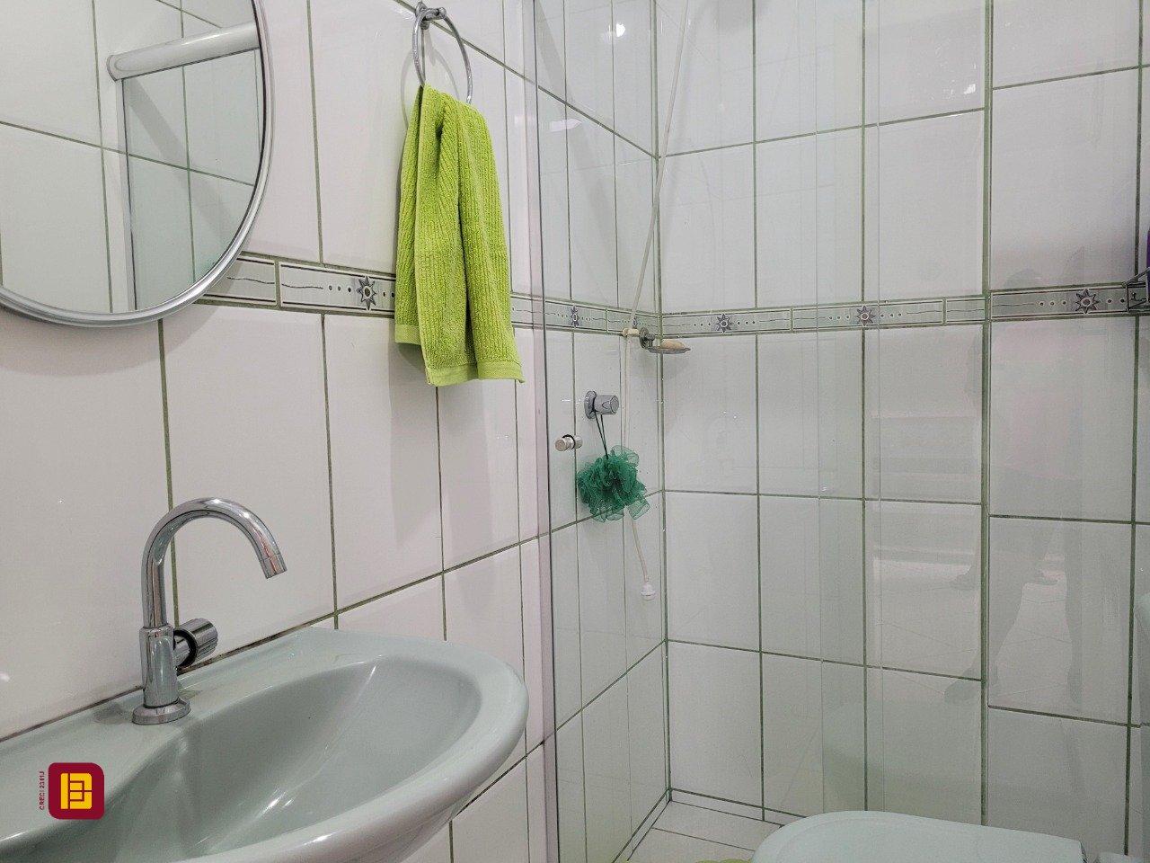 Casa com 200m², 3 quartos (sendo 1 suíte), 4 garagens, no bairro Barreiros em São José