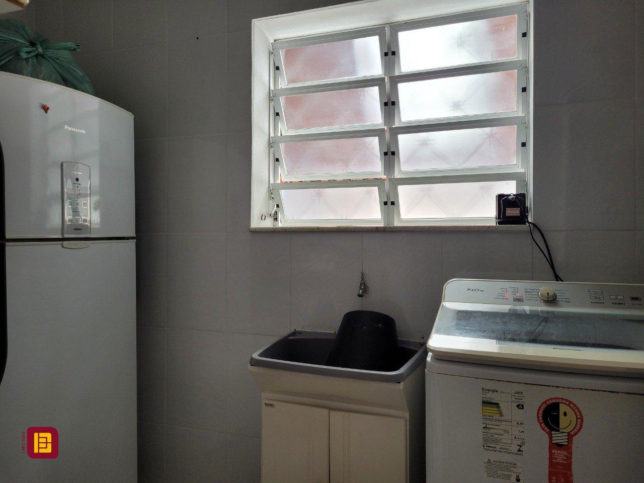 Casa com 200m², 3 quartos (sendo 1 suíte), 4 garagens, no bairro Barreiros em São José