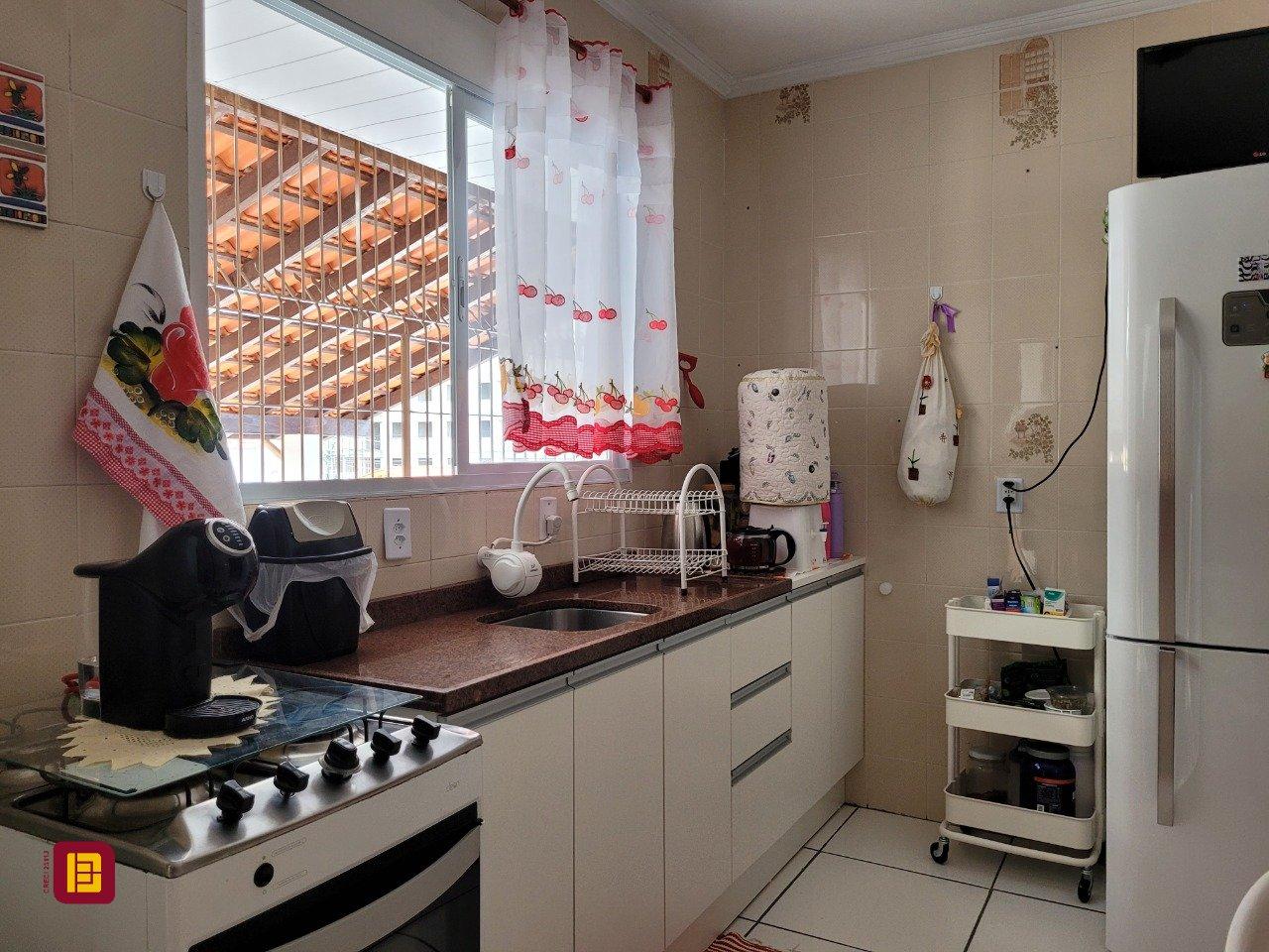 Casa com 200m², 3 quartos (sendo 1 suíte), 4 garagens, no bairro Barreiros em São José