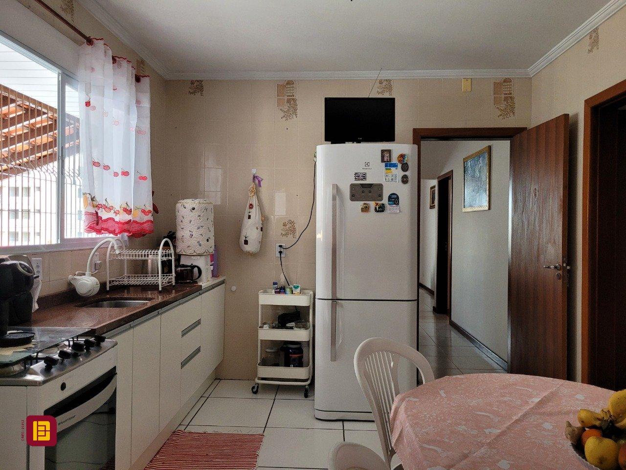 Casa com 200m², 3 quartos (sendo 1 suíte), 4 garagens, no bairro Barreiros em São José
