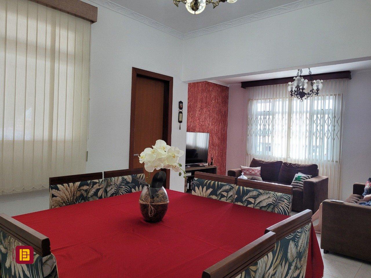 Casa com 200m², 3 quartos (sendo 1 suíte), 4 garagens, no bairro Barreiros em São José