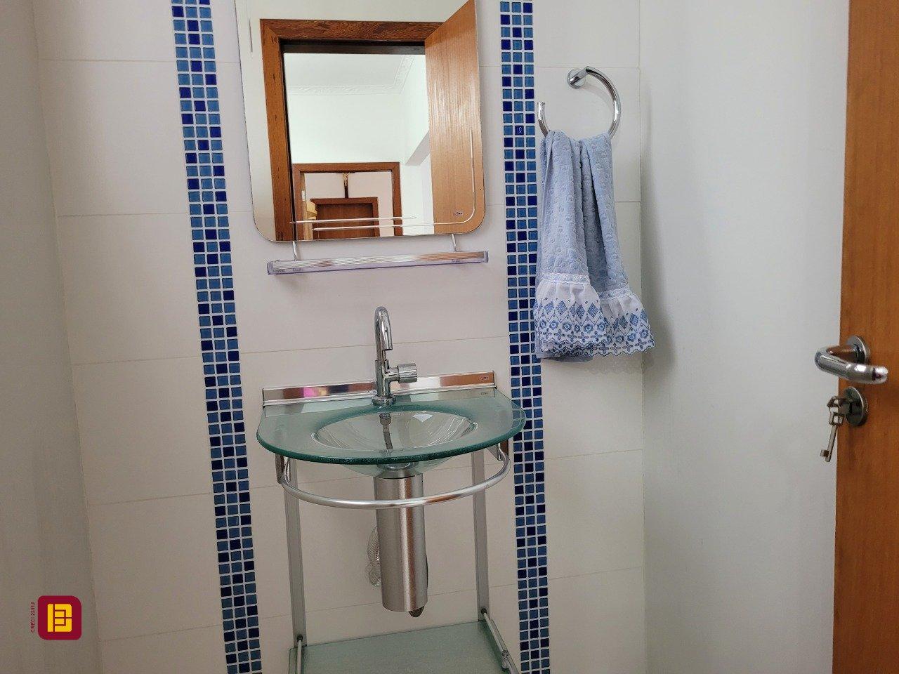 Casa com 200m², 3 quartos (sendo 1 suíte), 4 garagens, no bairro Barreiros em São José