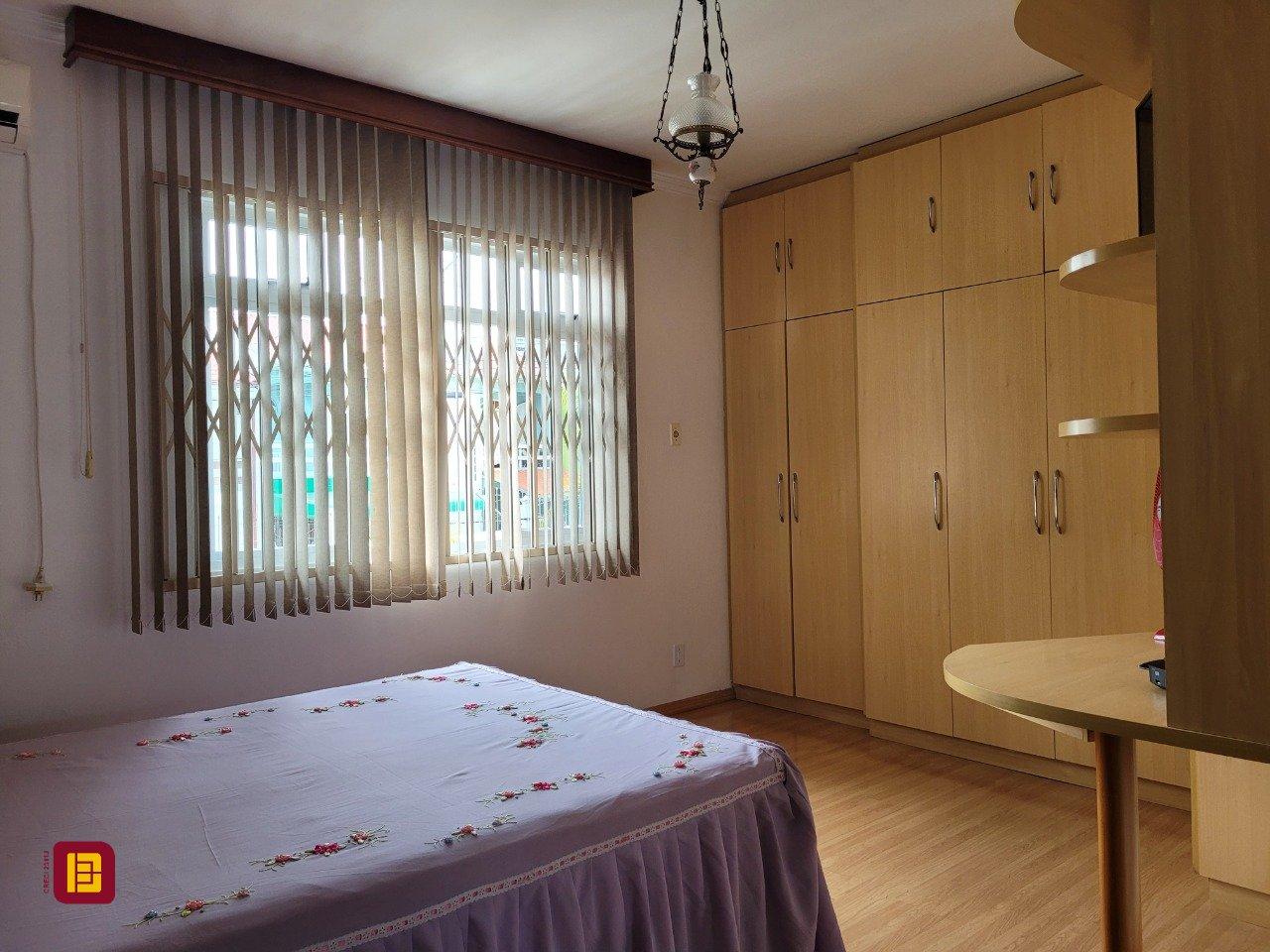 Casa com 200m², 3 quartos (sendo 1 suíte), 4 garagens, no bairro Barreiros em São José