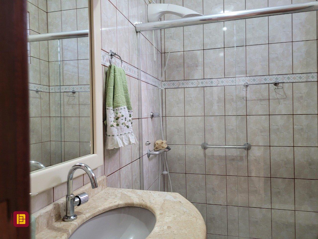 Casa com 200m², 3 quartos (sendo 1 suíte), 4 garagens, no bairro Barreiros em São José