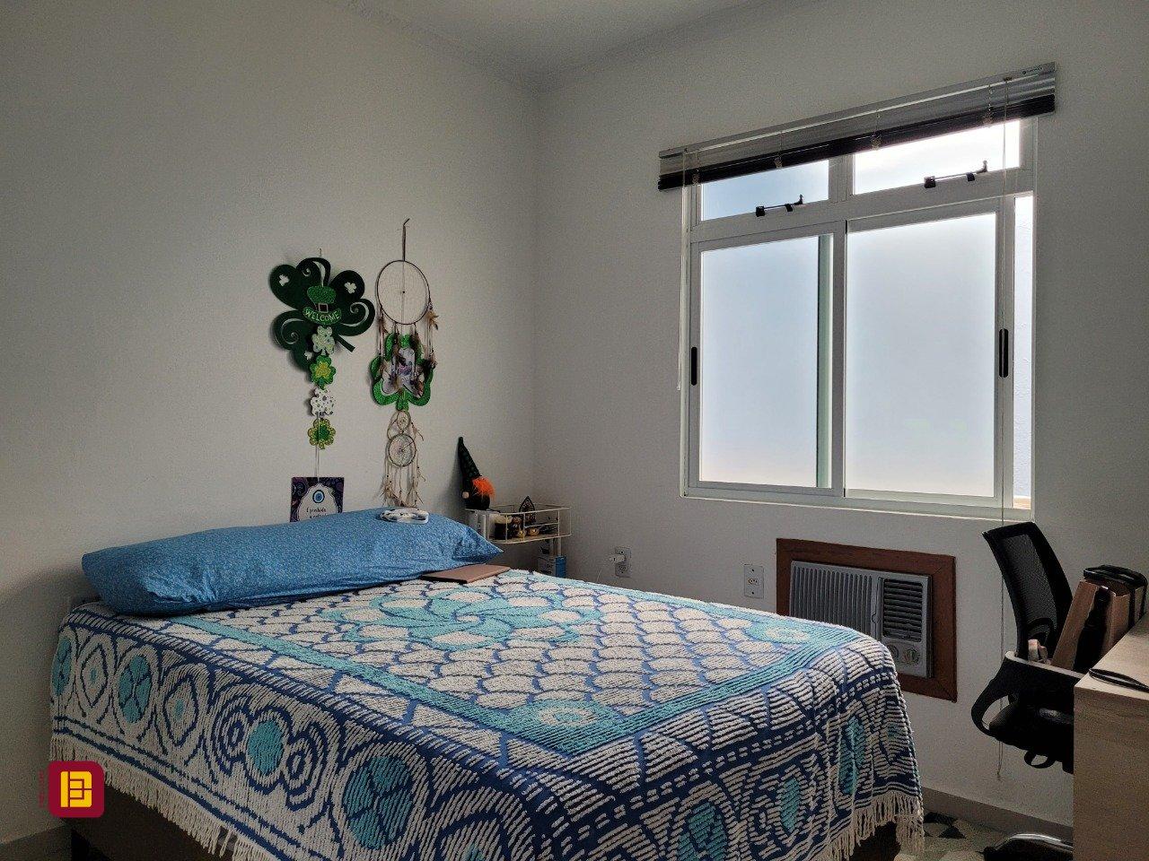 Casa com 200m², 3 quartos (sendo 1 suíte), 4 garagens, no bairro Barreiros em São José
