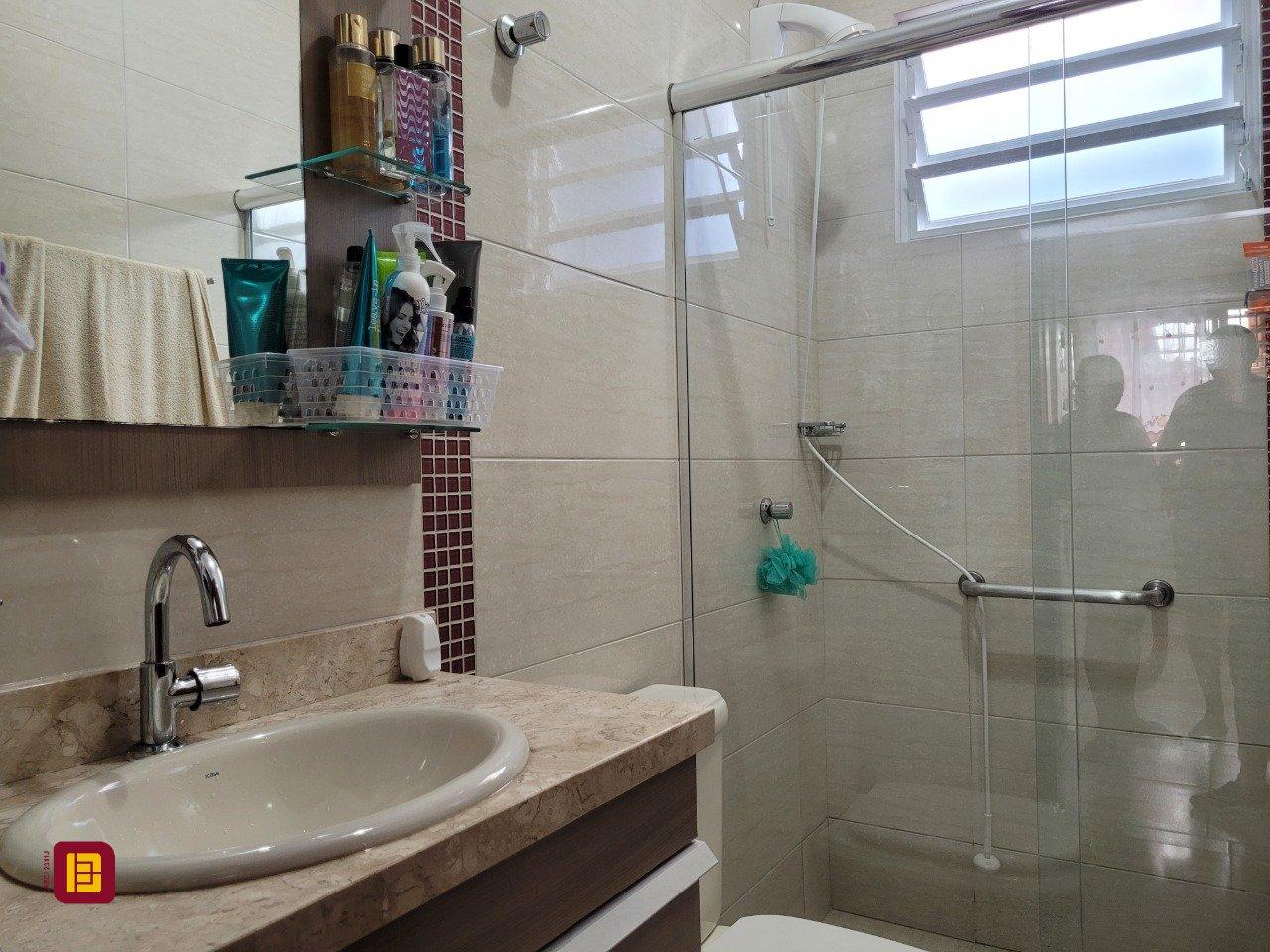 Casa com 200m², 3 quartos (sendo 1 suíte), 4 garagens, no bairro Barreiros em São José