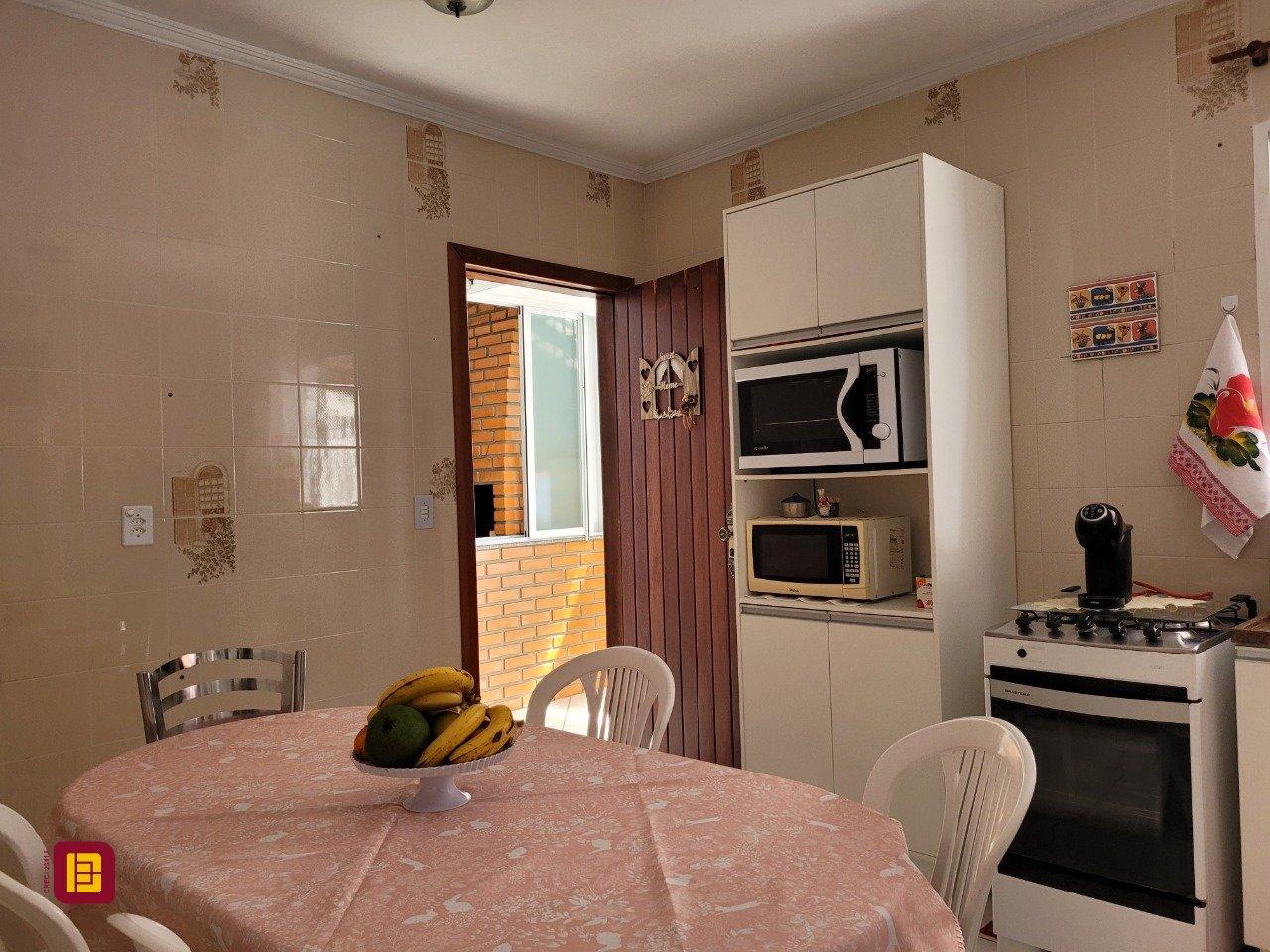Casa com 200m², 3 quartos (sendo 1 suíte), 4 garagens, no bairro Barreiros em São José