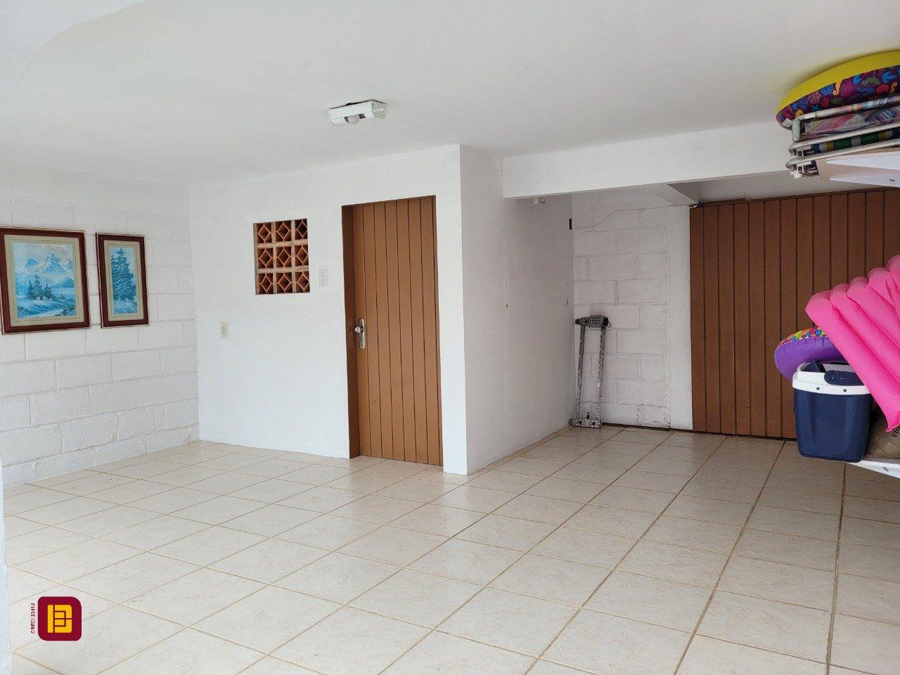 Casa com 200m², 3 quartos (sendo 1 suíte), 4 garagens, no bairro Barreiros em São José