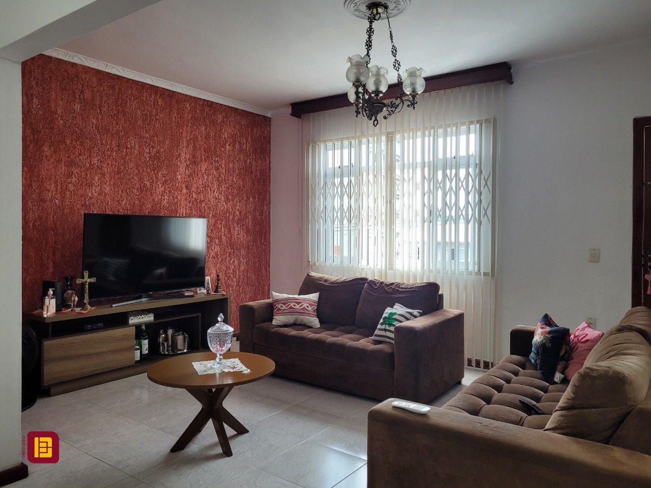 Casa com 200m², 3 quartos (sendo 1 suíte), 4 garagens, no bairro Barreiros em São José