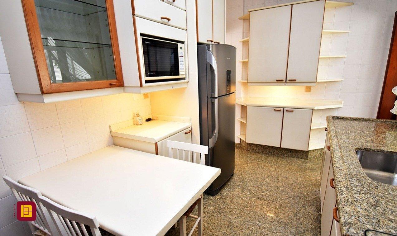 Apartamento com 143m², 5 quartos (sendo 1 suíte), 3 garagens, no bairro Balneário em Florianópolis