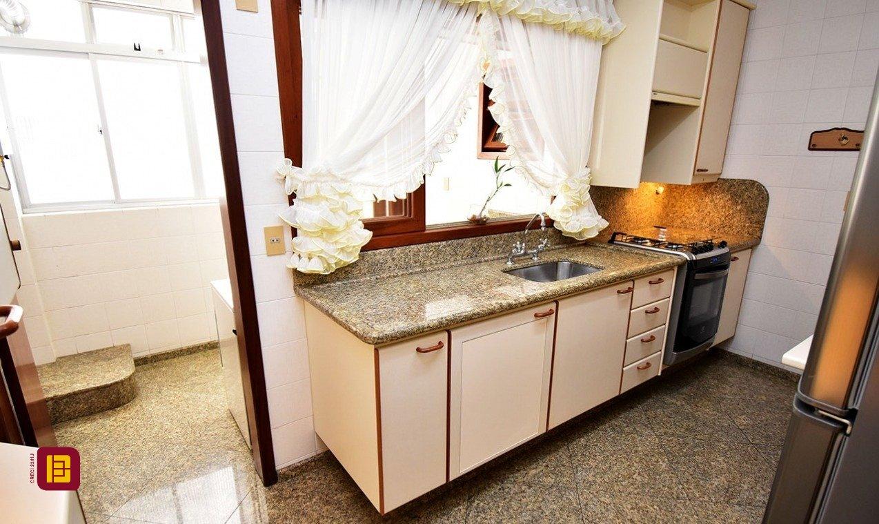 Apartamento com 143m², 5 quartos (sendo 1 suíte), 3 garagens, no bairro Balneário em Florianópolis
