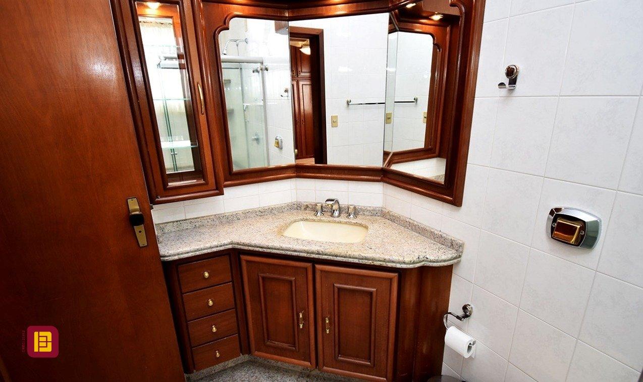 Apartamento com 143m², 5 quartos (sendo 1 suíte), 3 garagens, no bairro Balneário em Florianópolis