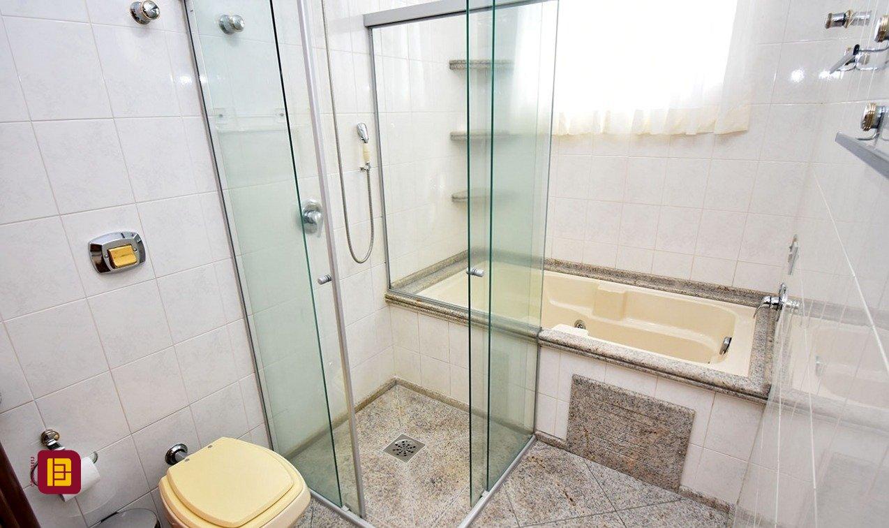 Apartamento com 143m², 5 quartos (sendo 1 suíte), 3 garagens, no bairro Balneário em Florianópolis