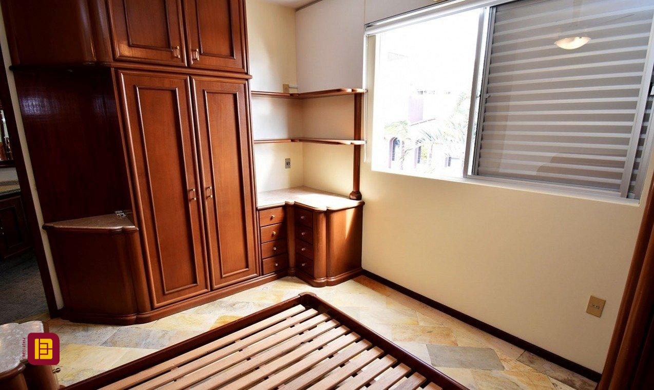 Apartamento com 143m², 5 quartos (sendo 1 suíte), 3 garagens, no bairro Balneário em Florianópolis