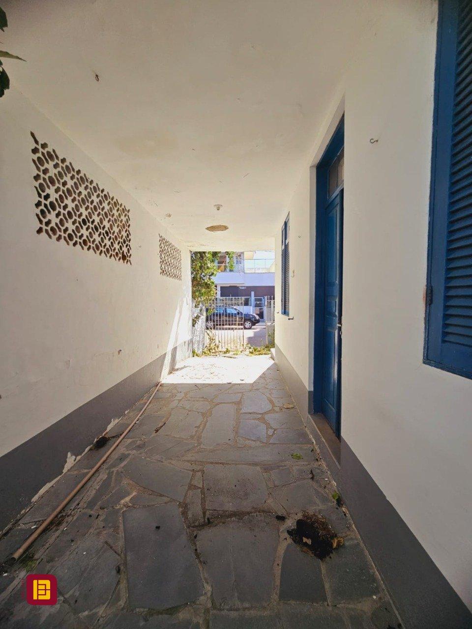 Casa com 270m², 4 quartos, 3 garagens, no bairro Balneário em Florianópolis