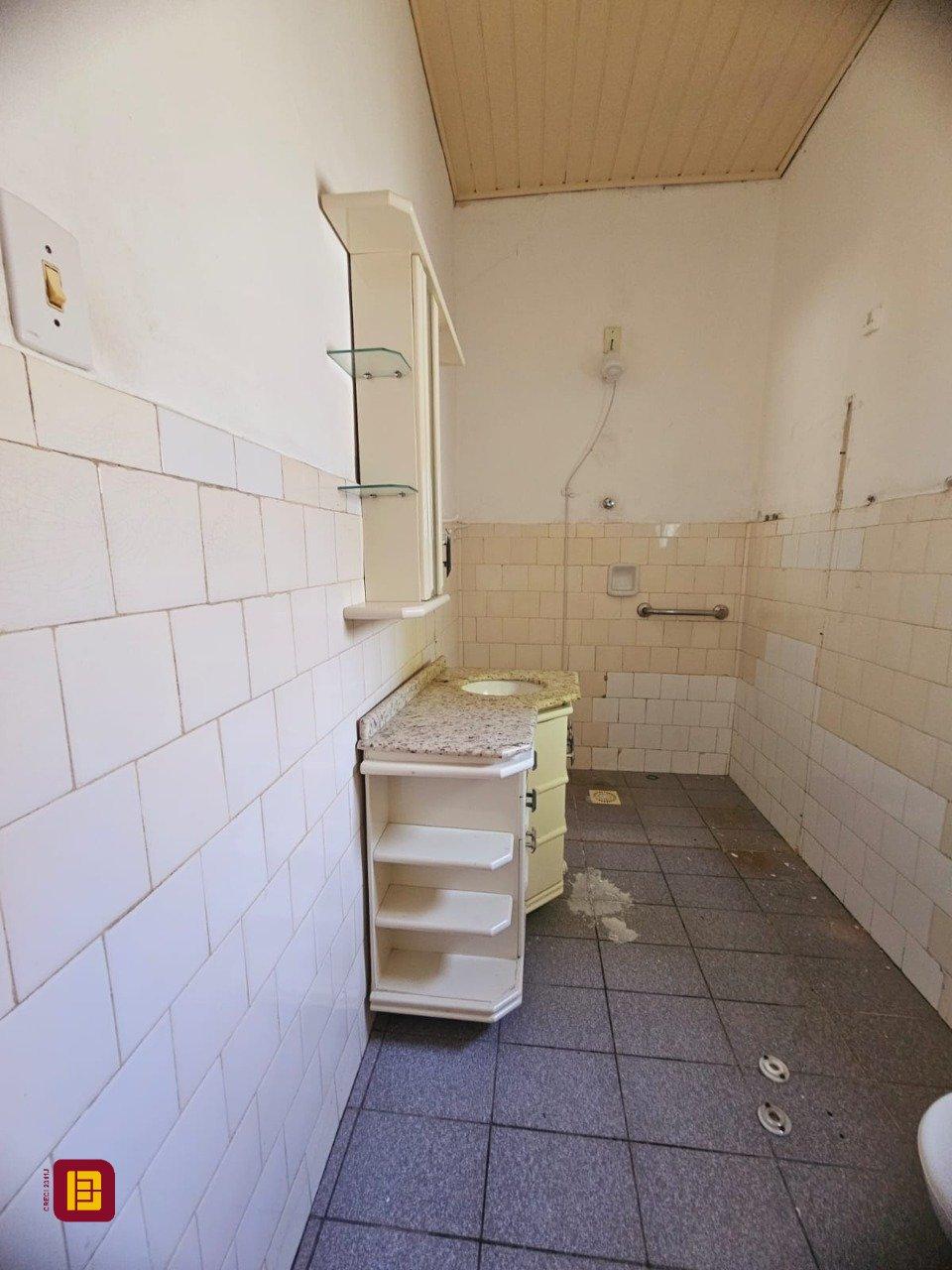 Casa com 270m², 4 quartos, 3 garagens, no bairro Balneário em Florianópolis