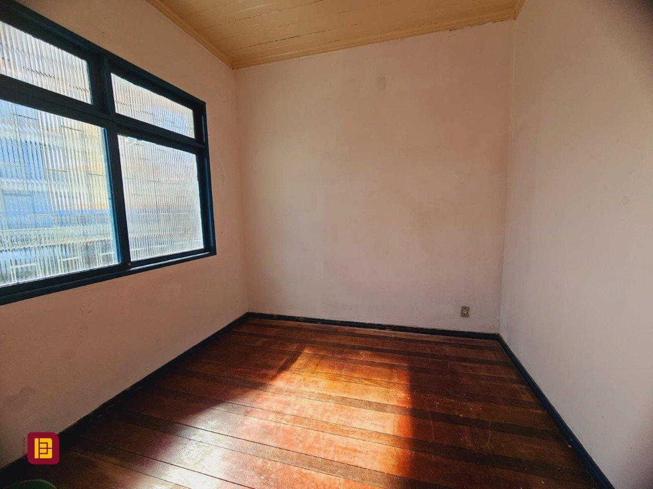 Casa com 270m², 4 quartos, 3 garagens, no bairro Balneário em Florianópolis