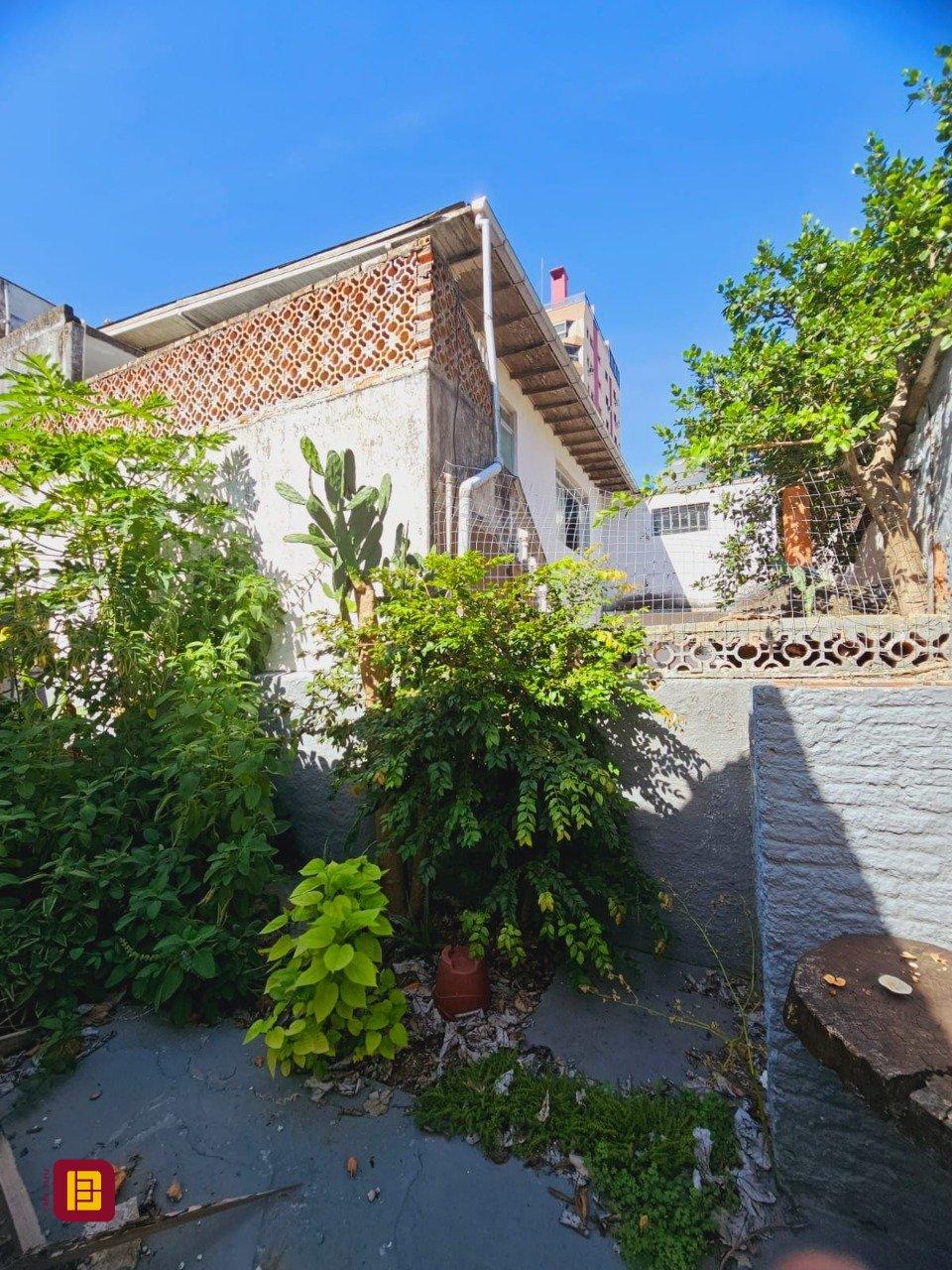 Casa com 270m², 4 quartos, 3 garagens, no bairro Balneário em Florianópolis