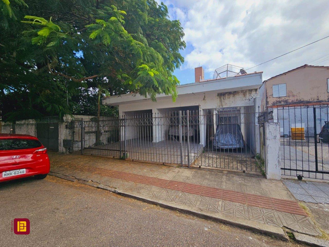 Casa com 270m², 4 quartos, 3 garagens, no bairro Balneário em Florianópolis