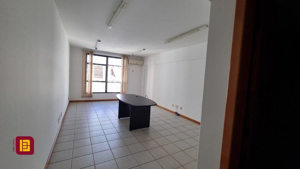 Sala com 32m², no bairro Centro em Florianópolis