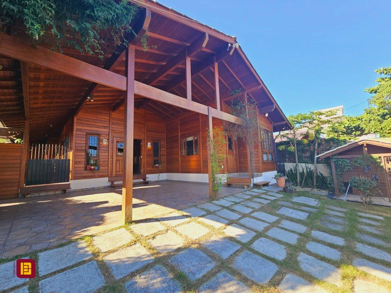 Casa com 209m², 5 quartos (sendo 1 suíte), 4 garagens, no bairro Campeche em Florianópolis