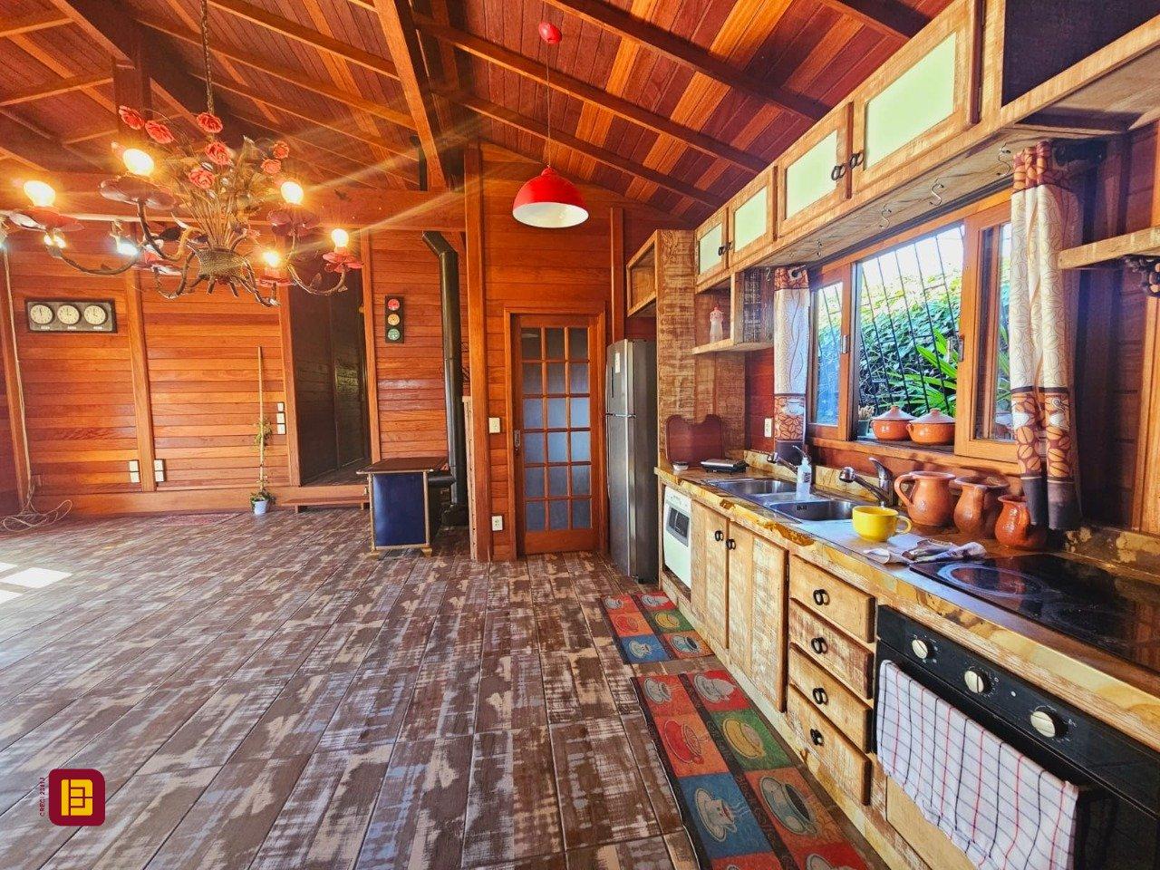 Casa com 209m², 5 quartos (sendo 1 suíte), 4 garagens, no bairro Campeche em Florianópolis