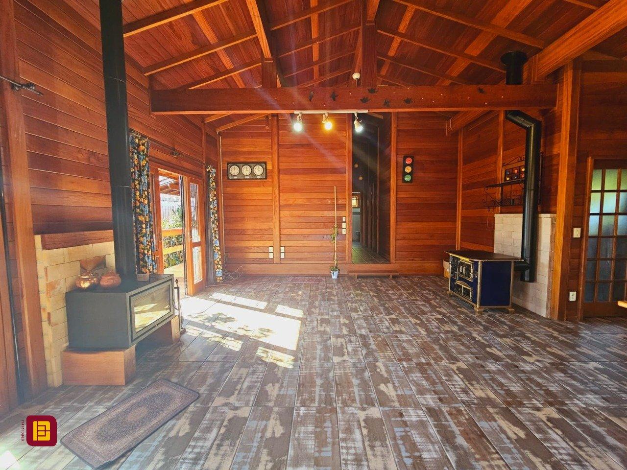 Casa com 209m², 5 quartos (sendo 1 suíte), 4 garagens, no bairro Campeche em Florianópolis
