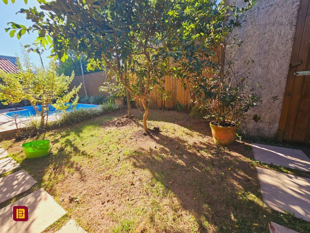 Casa com 209m², 5 quartos (sendo 1 suíte), 4 garagens, no bairro Campeche em Florianópolis