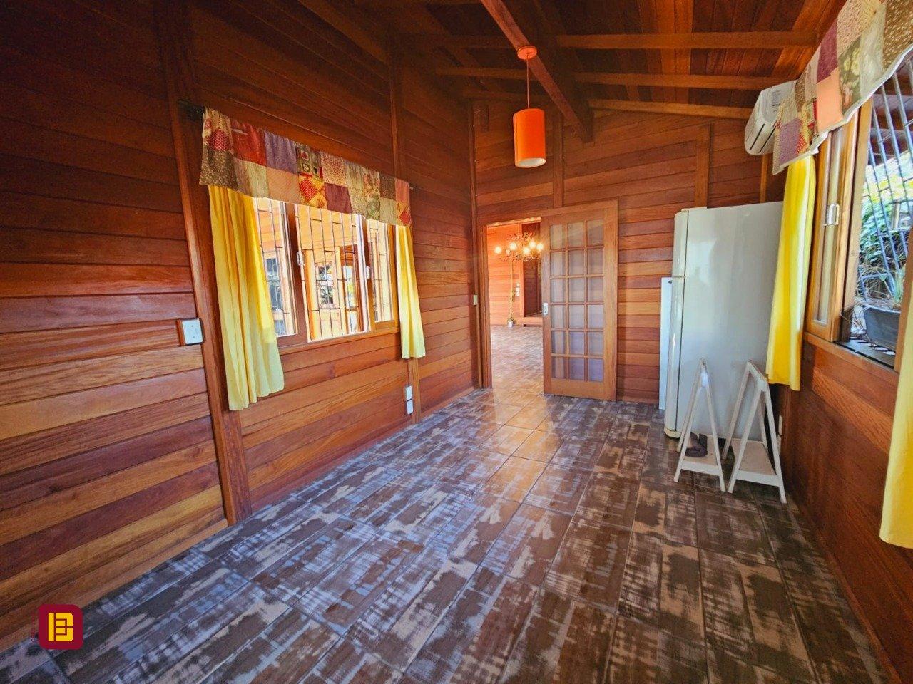Casa com 209m², 5 quartos (sendo 1 suíte), 4 garagens, no bairro Campeche em Florianópolis