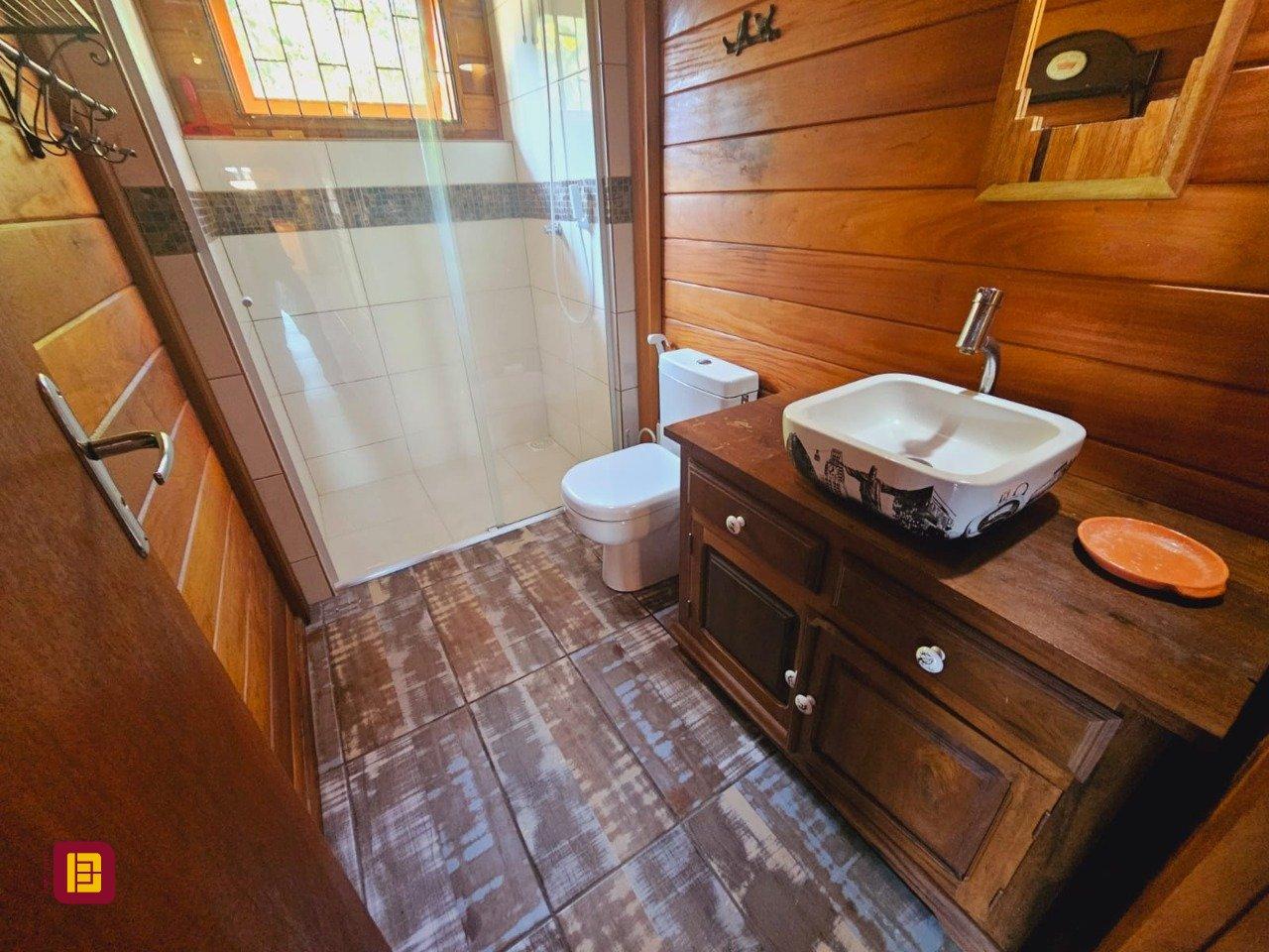 Casa com 209m², 5 quartos (sendo 1 suíte), 4 garagens, no bairro Campeche em Florianópolis